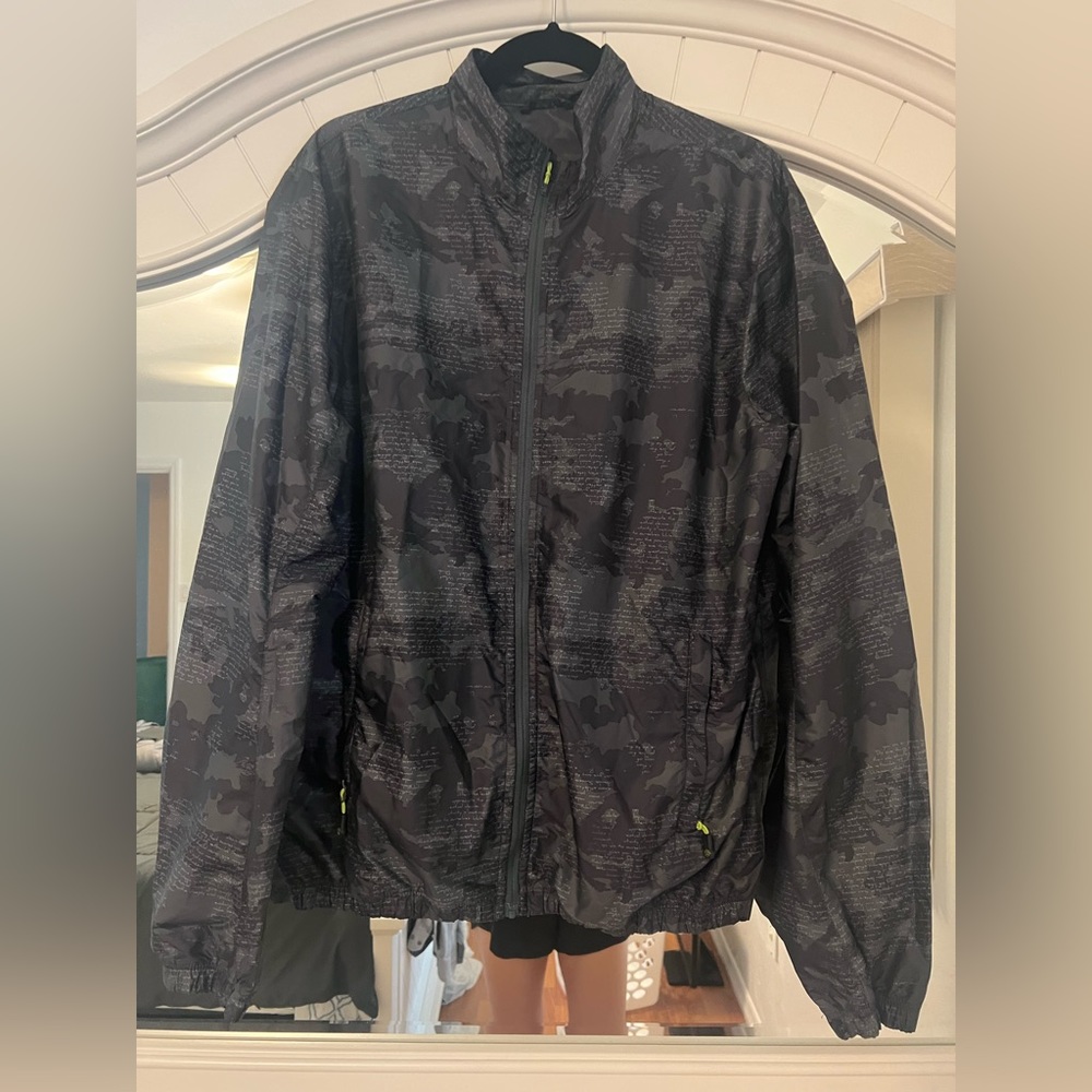 Incredible mens lululemon windbreaker jacket in EUC!  Size medium.  RARE!
